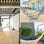 Cozy Apartment Steps Away From The Metropolitan