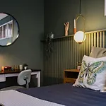 Newton Chic Condo Stylish And Cozy