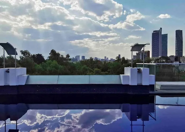Modern Artist Apt., Overlooking Parque Espana