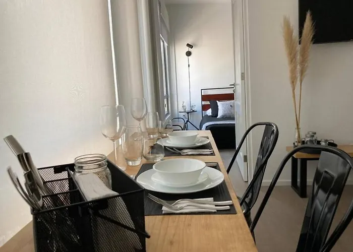 Cozy Apartment Steps Away From The Metropolitan