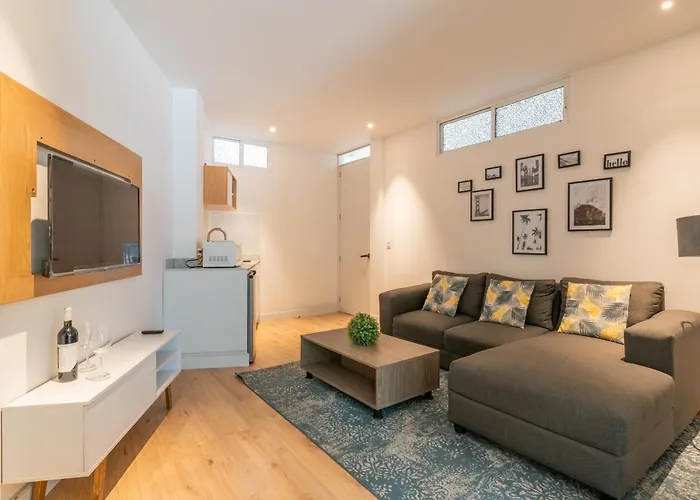 Stylish Quiet Studio, Smart Tv, Six Flags 1K