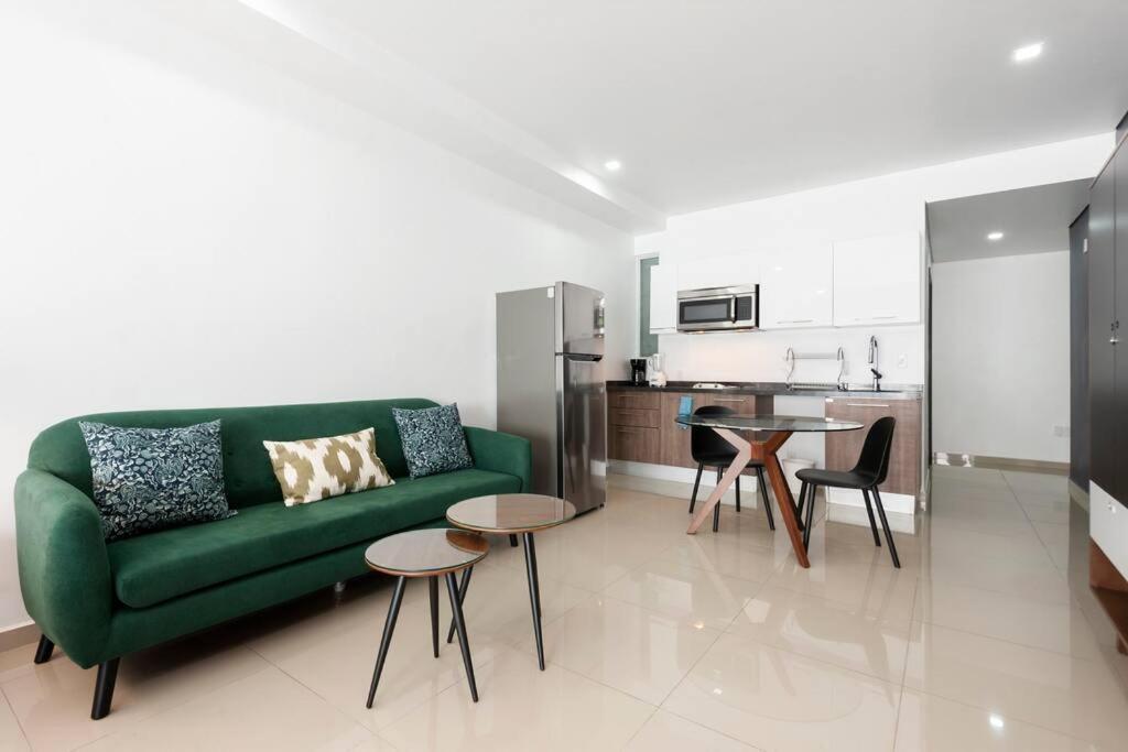 600 Sq Ft In Trendy Area, 150 Bps Fiber Optic Mexico City