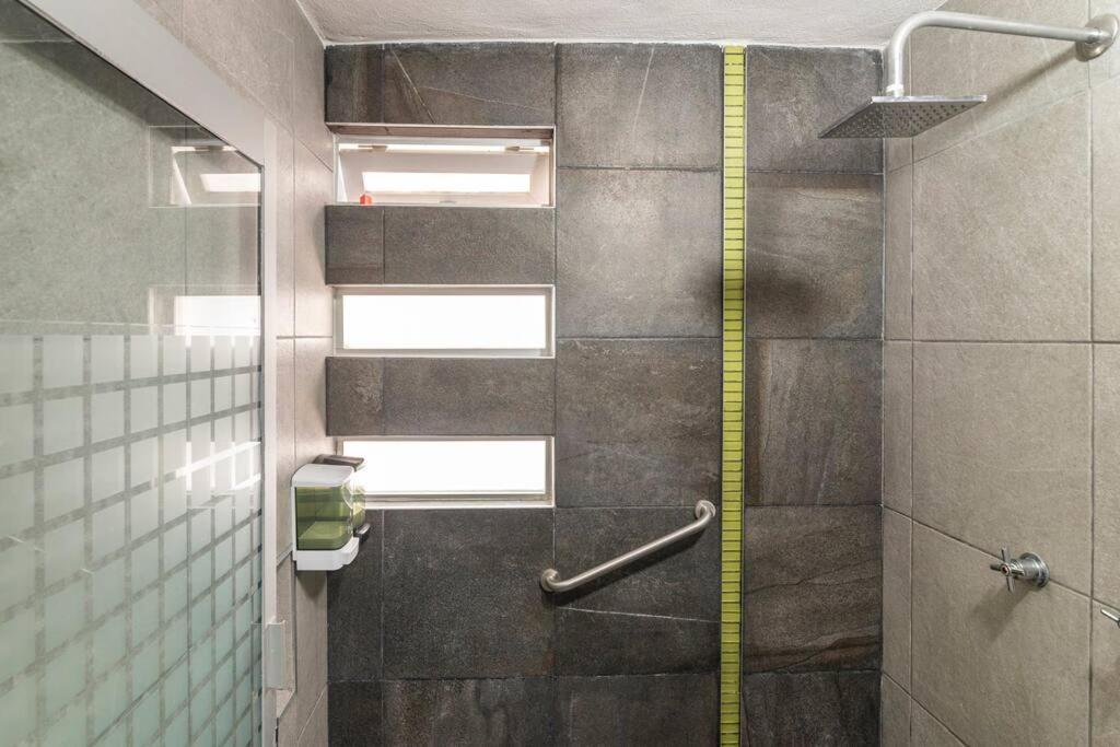 Donovan, Confortable Con Bano Privado * México DF