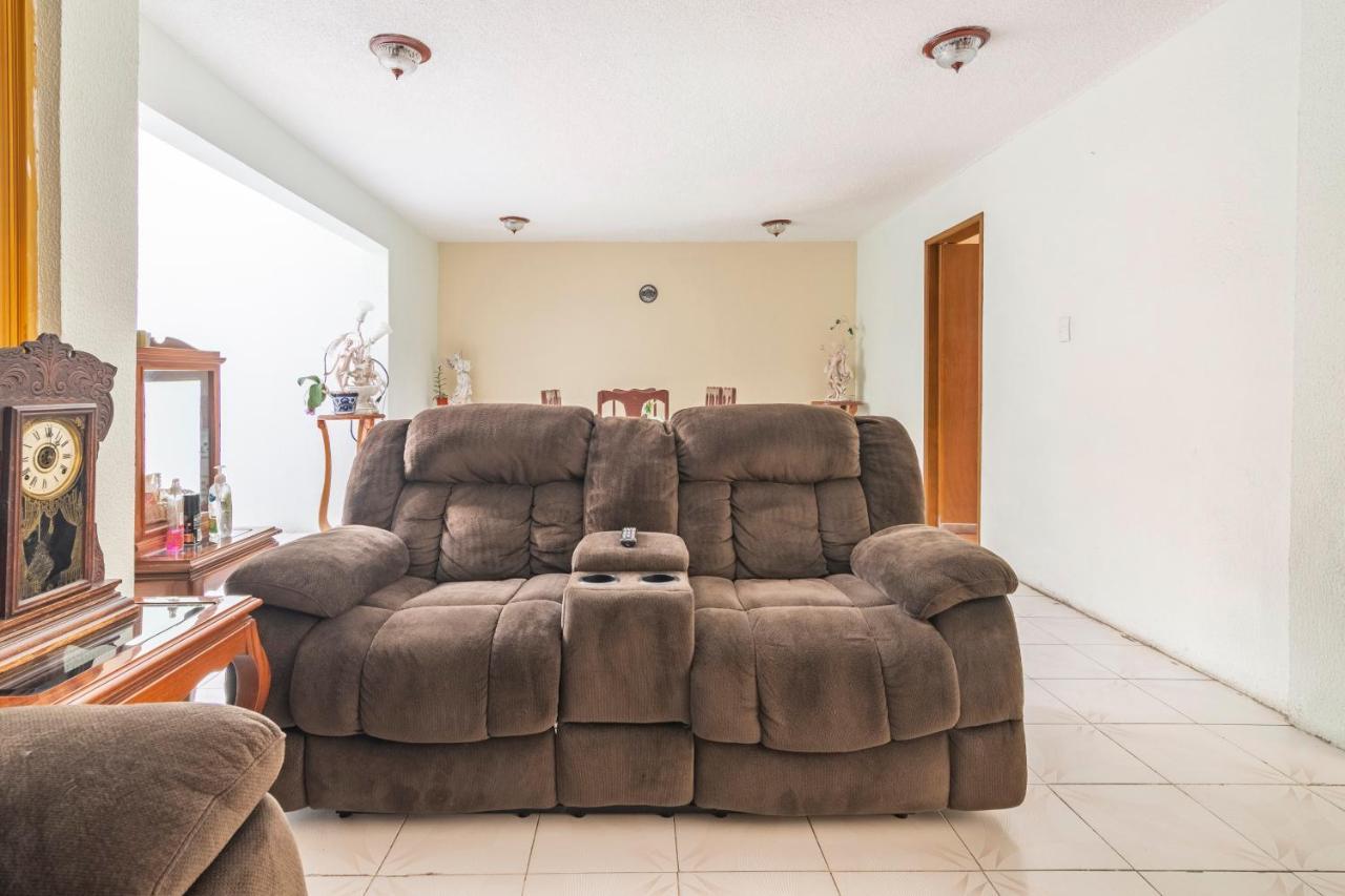 Bedroom At 5 Min Airport T1 & T2 Homestay