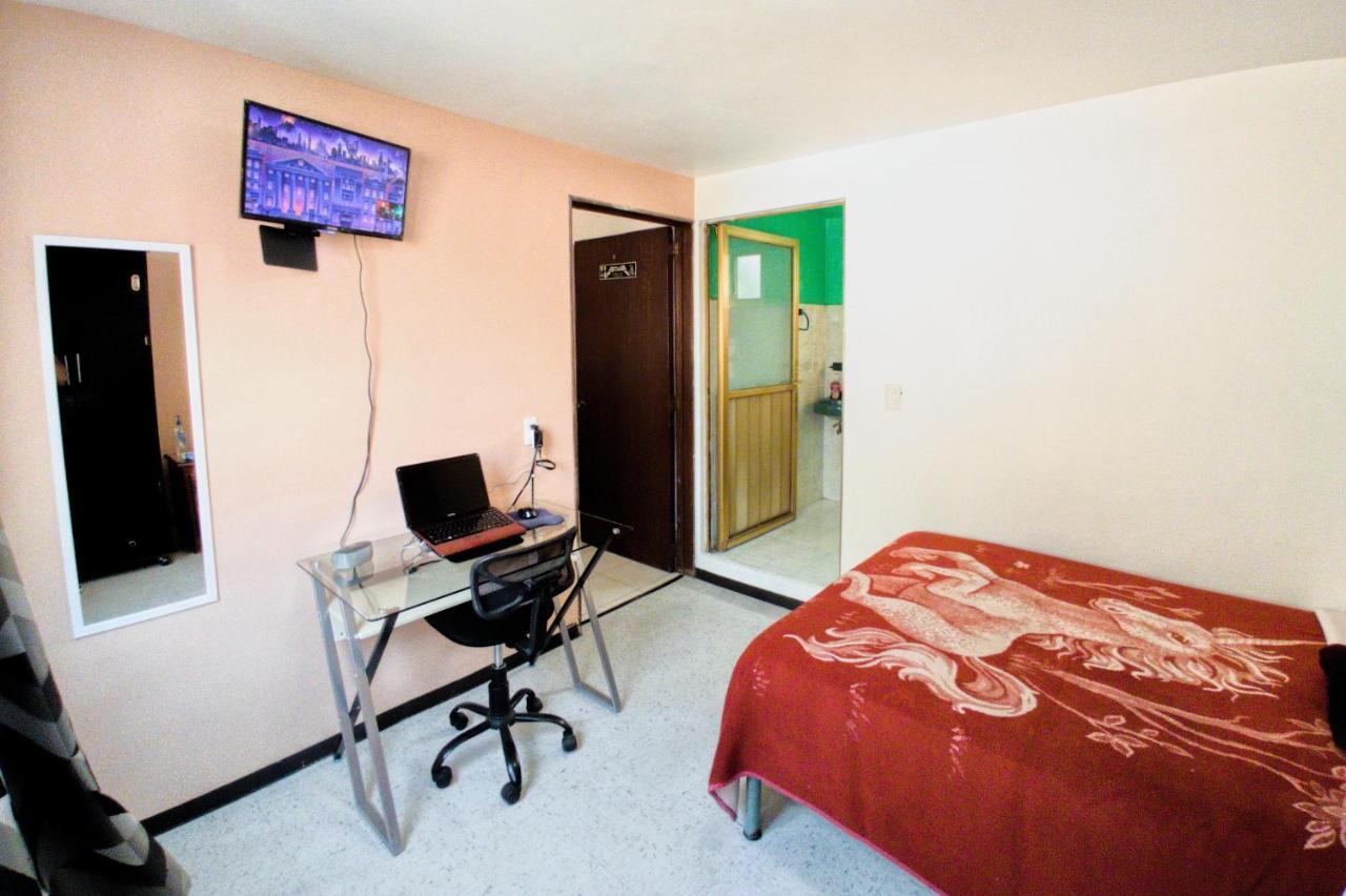 Bedroom At 5 Min Airport T1 & T2 Homestay Mexico City
