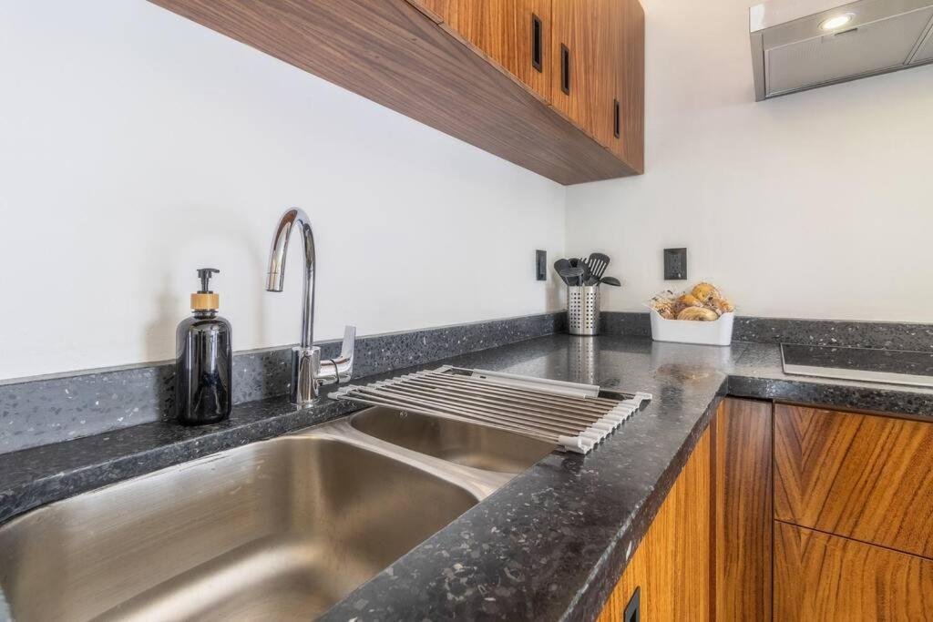 L301 1bdrm 1bath Fits 6 Ac Rooftop Views Сasa de vacaciones