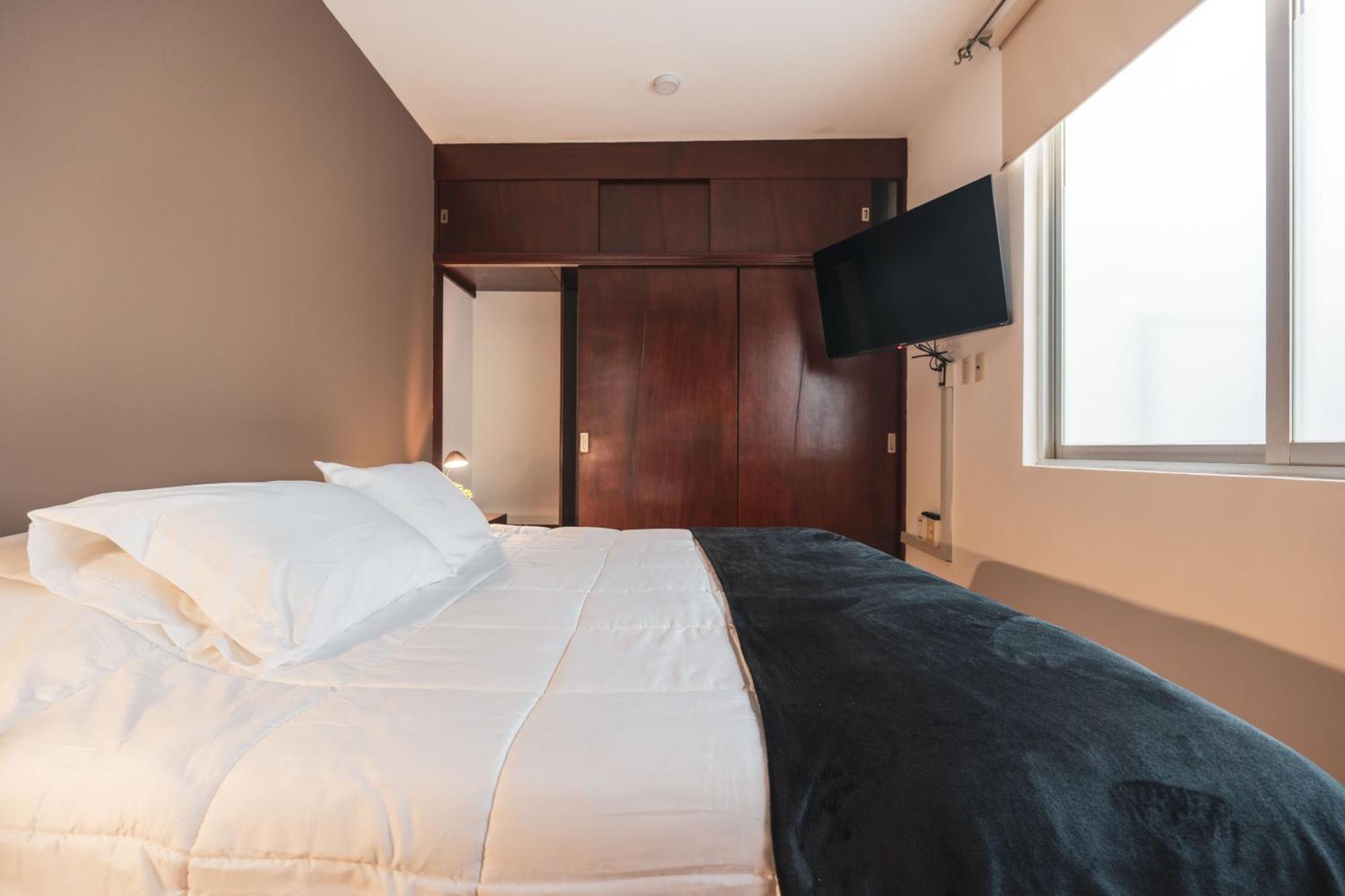Apartamento Puerta Condesa, & *