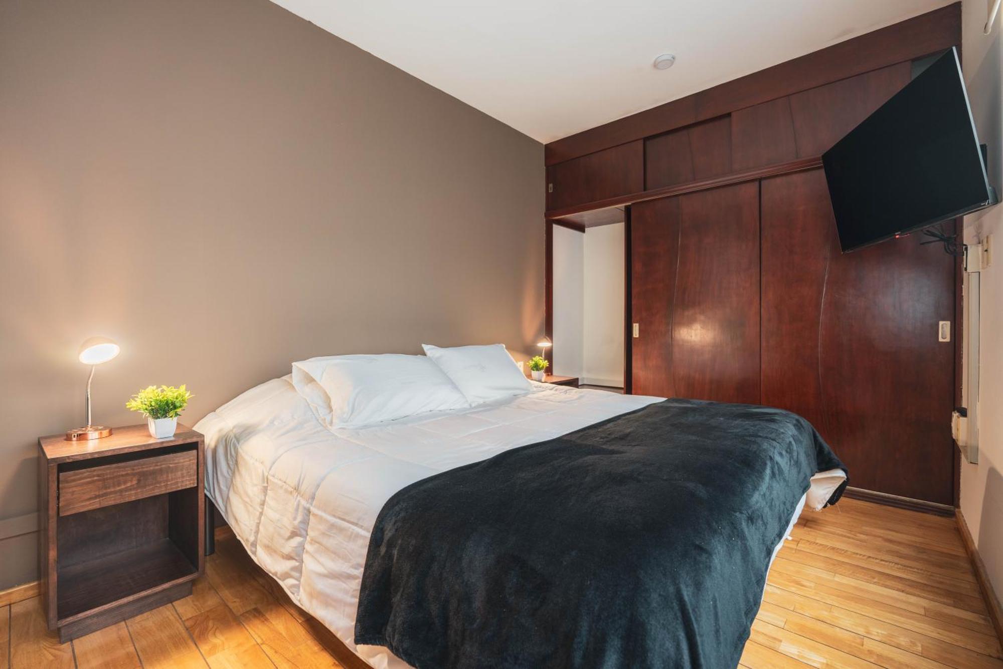 Apartamento Puerta Condesa, & *