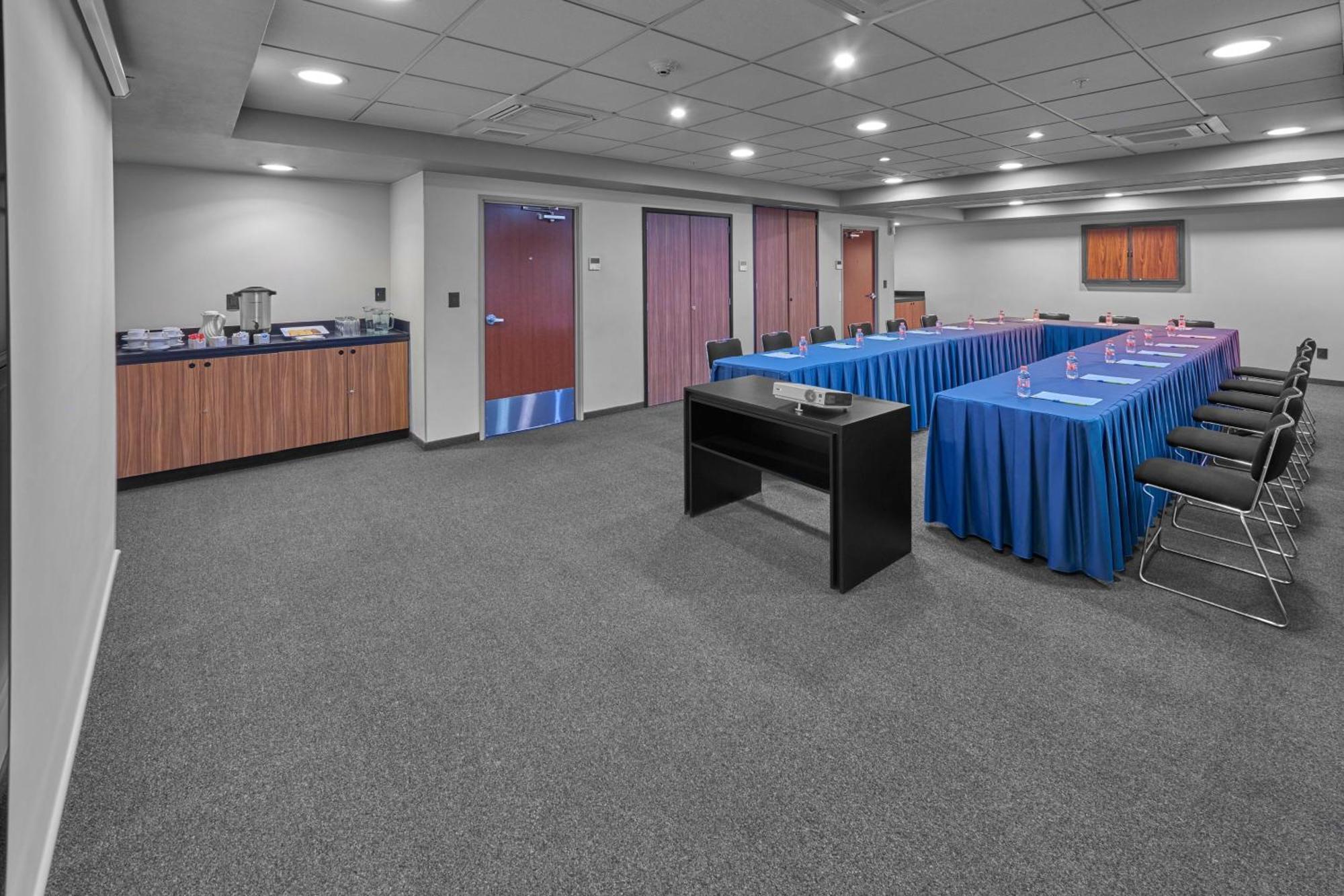 Hotel Express By Marriott Ciudad De Plaza 4*