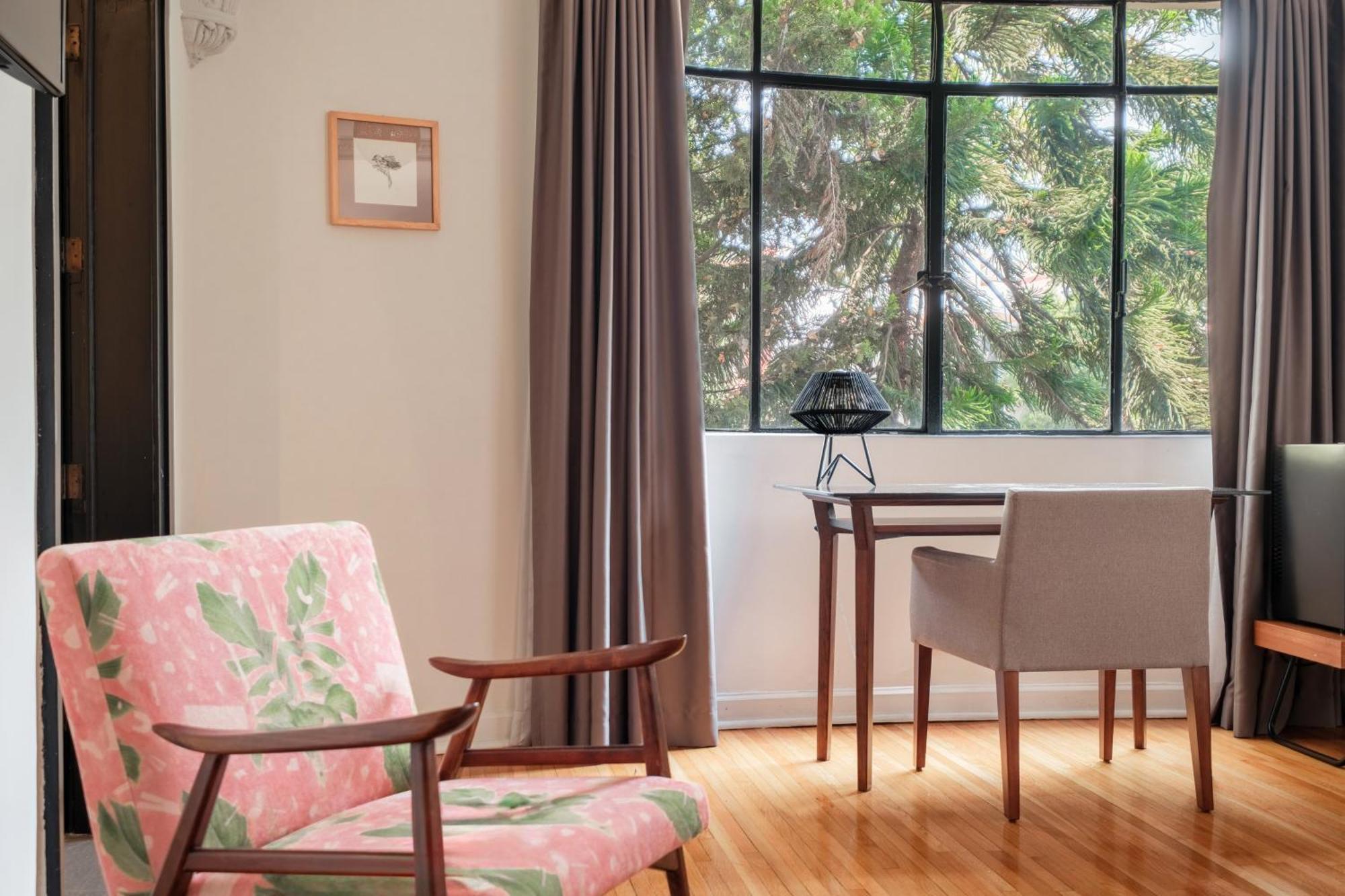 Hotel Pug Seal Polanco Allan Poe