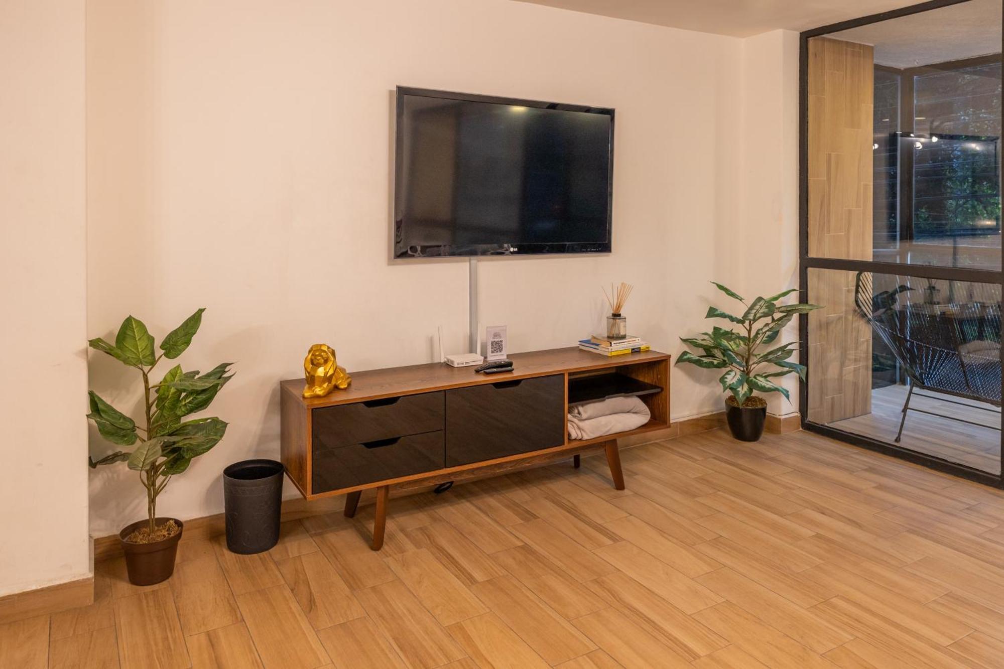 Posh Polanco Tvs And Desks In Each *