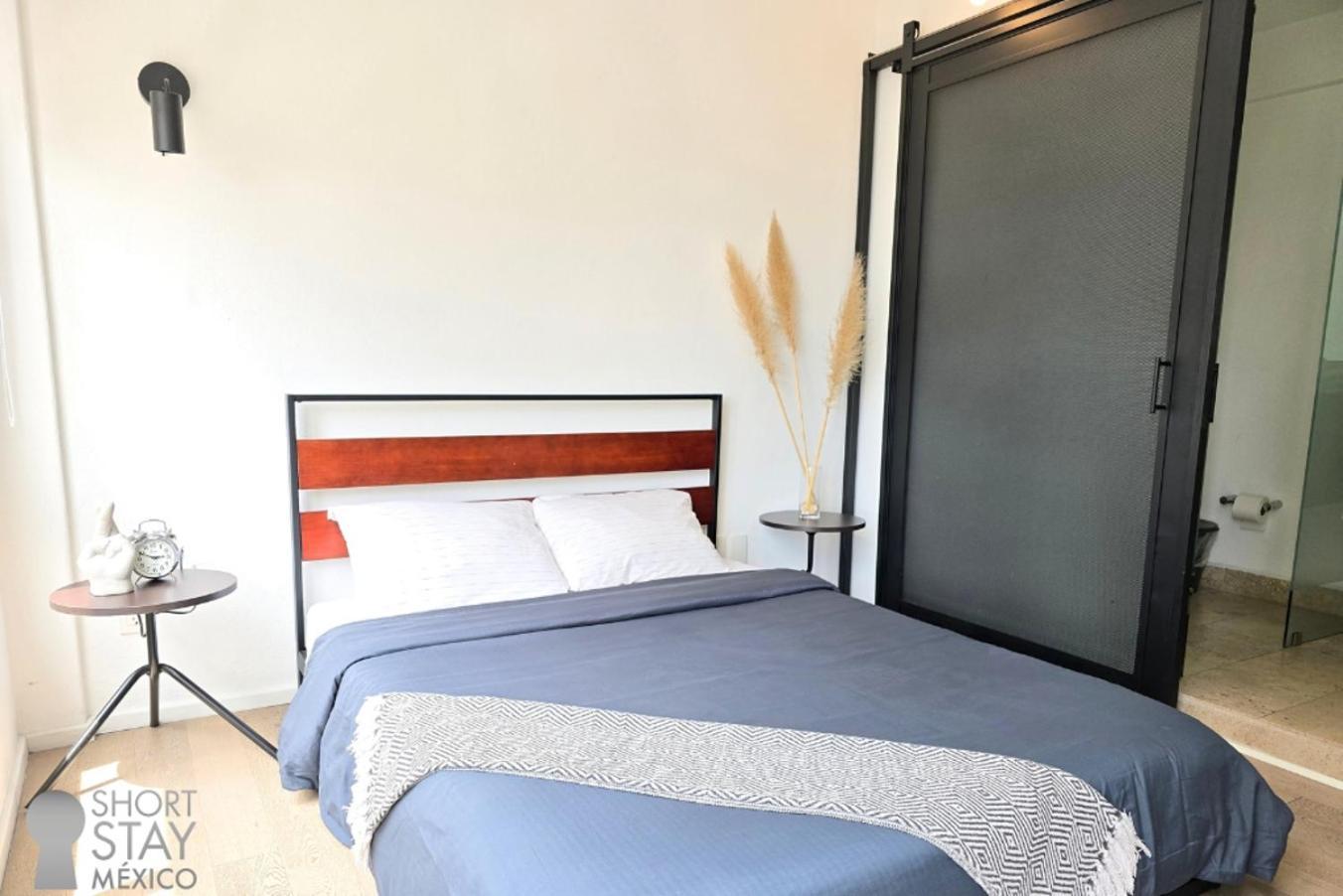 Cozy Steps Away From The Metropolitan Apartment
