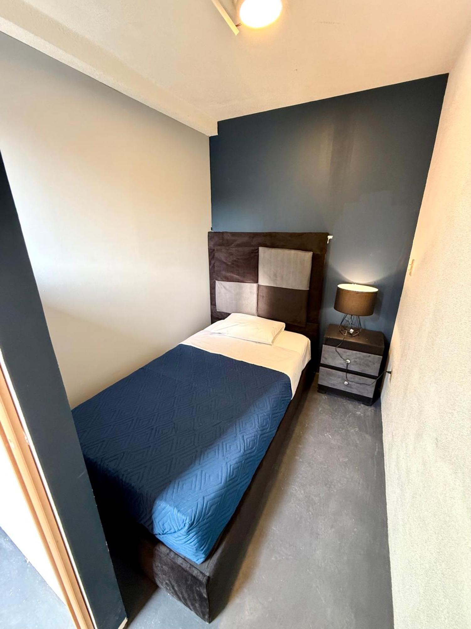 Hostal Roomies Reforma - La Diana *
