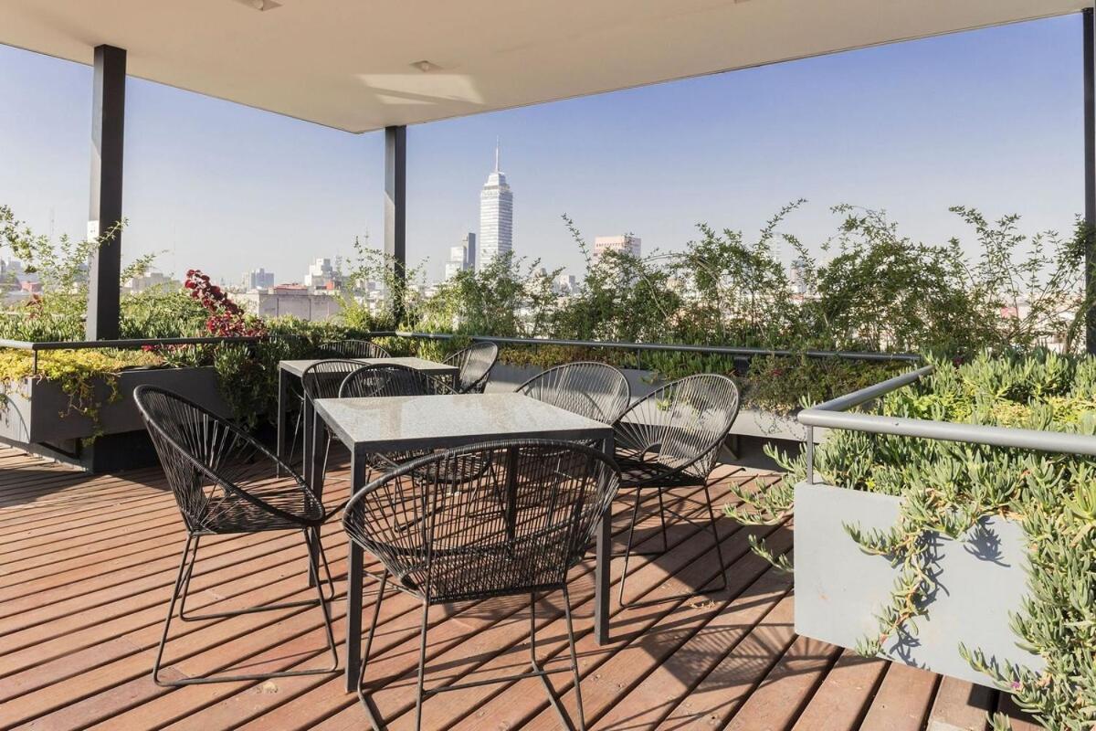 Guau Camina Al Zocalo Rooftop, Vigilancia Mexico City