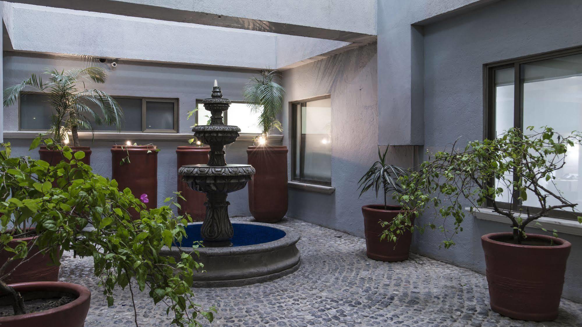 Zona Rosa Hostel *