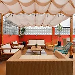 Stylish Apartment With Private Roof Top & Jacuzzi