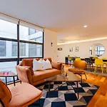 Stylish Apartment With Private Roof Top & Jacuzzi