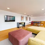 Stylish Apartment With Private Roof Top & Jacuzzi