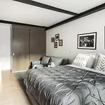 Uppermost 3Br, Gym, Roofgarden. Socrates