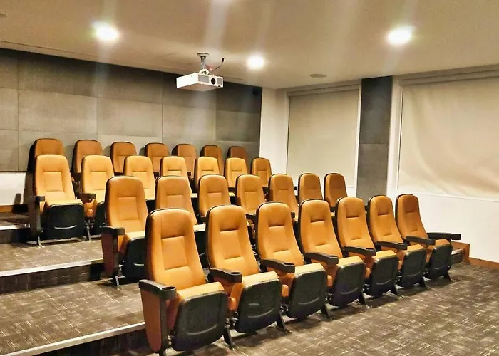 Beautiful Hi-Rise, King Size, Hs Wi-Fi, Pool, Gym