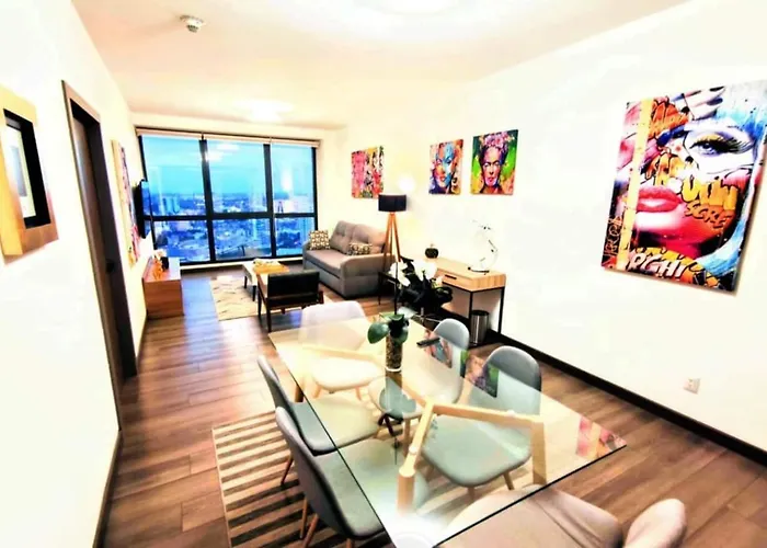 Modern Hi-Rise Amazing Views, Pool & Hs Internet!
