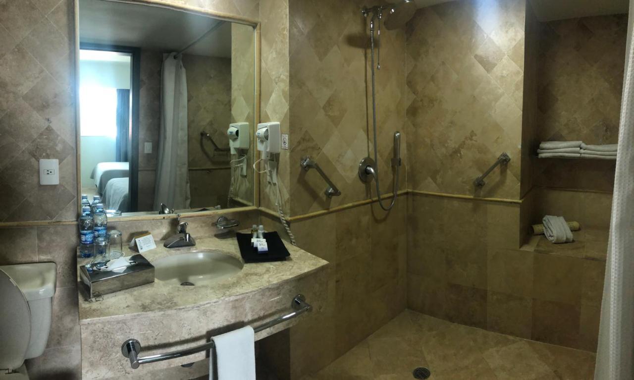Hotel We Aeropuerto 4*