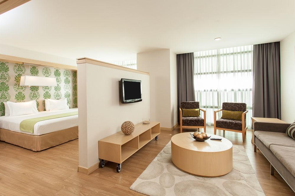 Nh Valle Dorado Hotel 4*
