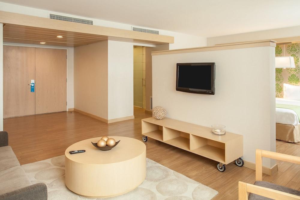 Nh Valle Dorado Hotel 4*