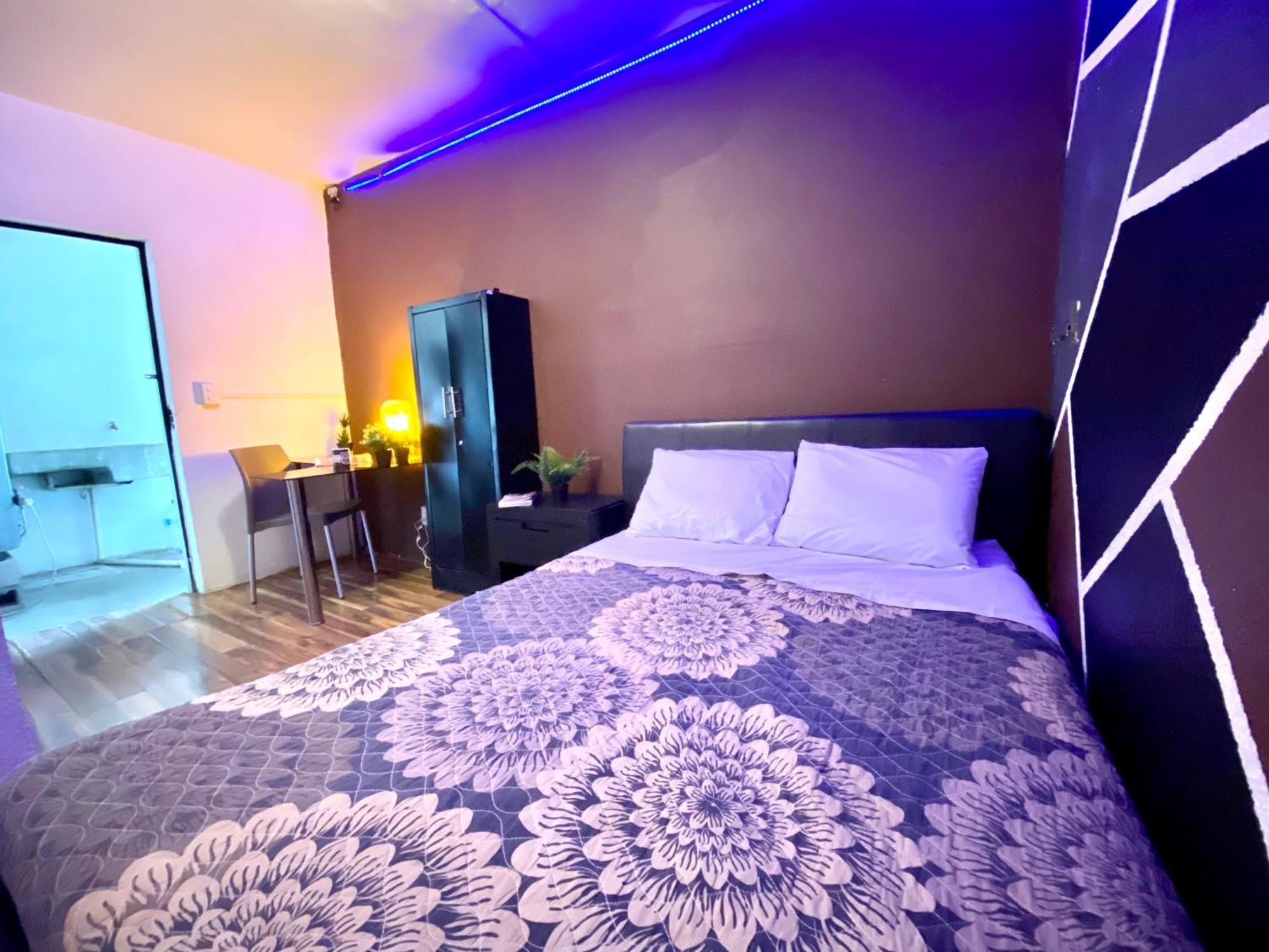 Roomies Condesa Hostal *