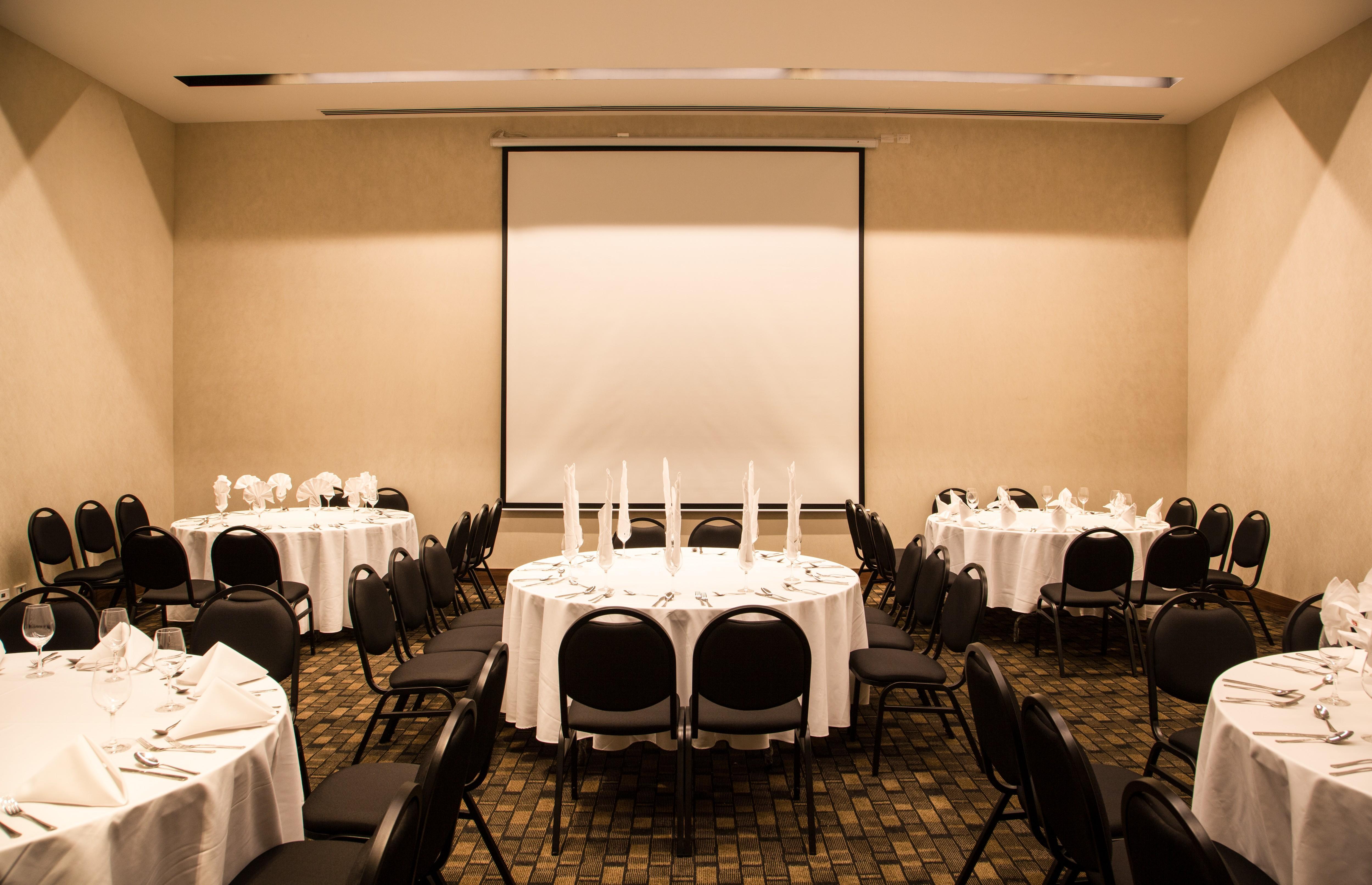 Hotel Fiesta Plaza Aeropuerto 4*