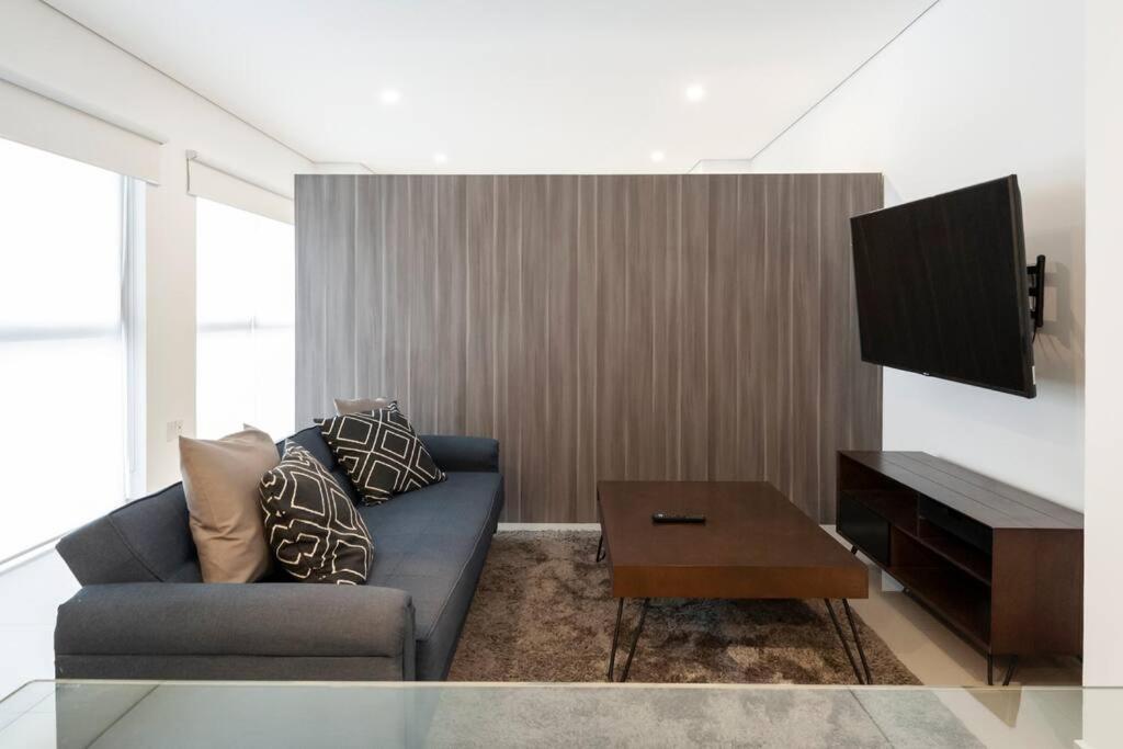 Beautiful Loft. King Size Bed. 150 Mbps Internet. Apartment *