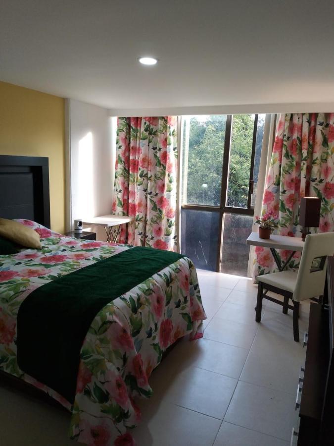 Homestay Charming Sunny Bedroom Overlooking Beautiful Amsterdam Avenue In Condesa Area *