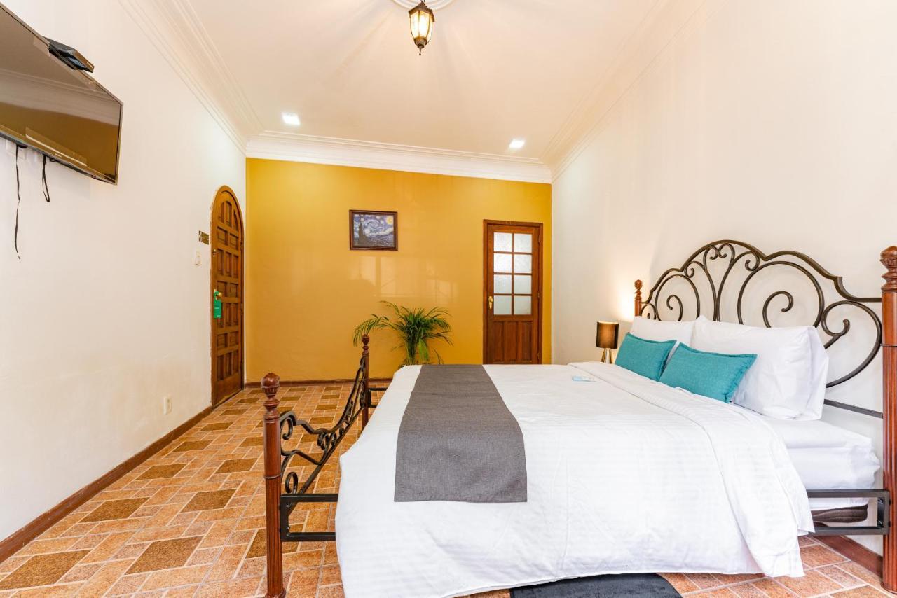 Hotel Anzures Black House