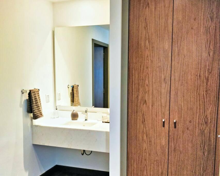 Beautiful Hi-rise, King Size, Hs Wi-fi, Pool, Gym *