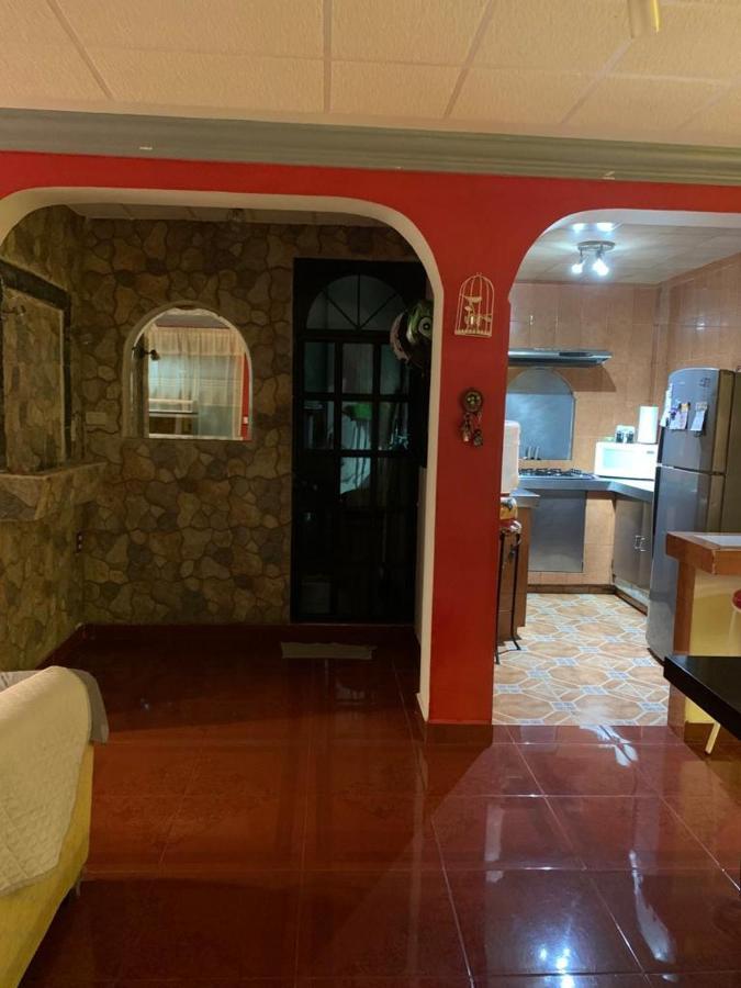 Hermosa Casa A 10 Minutos Del Aeropuerto Habitación en casa particular *