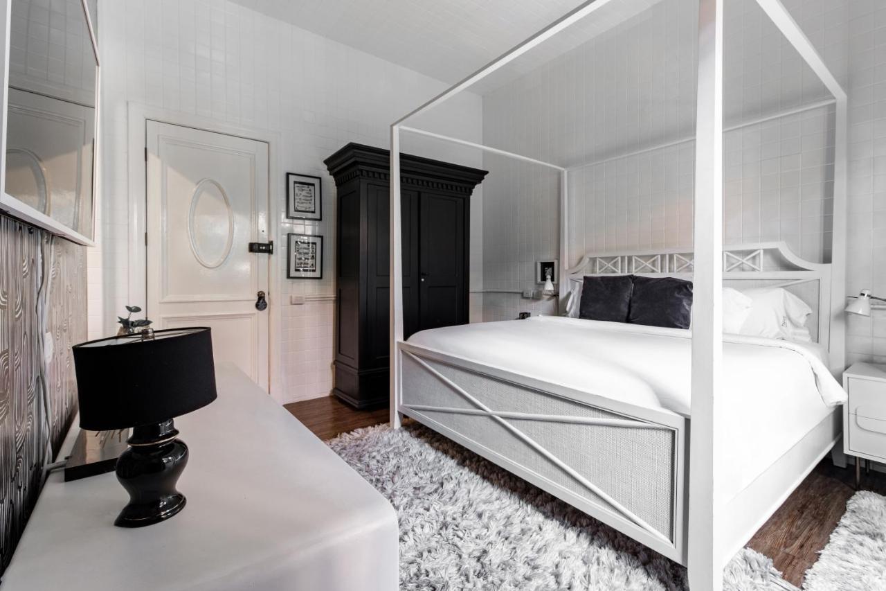 Pug Seal Polanco Anatole France Hotel