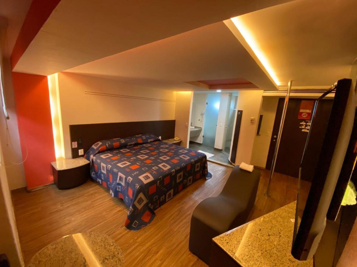 Hotel del amor Auto Rosso México DF