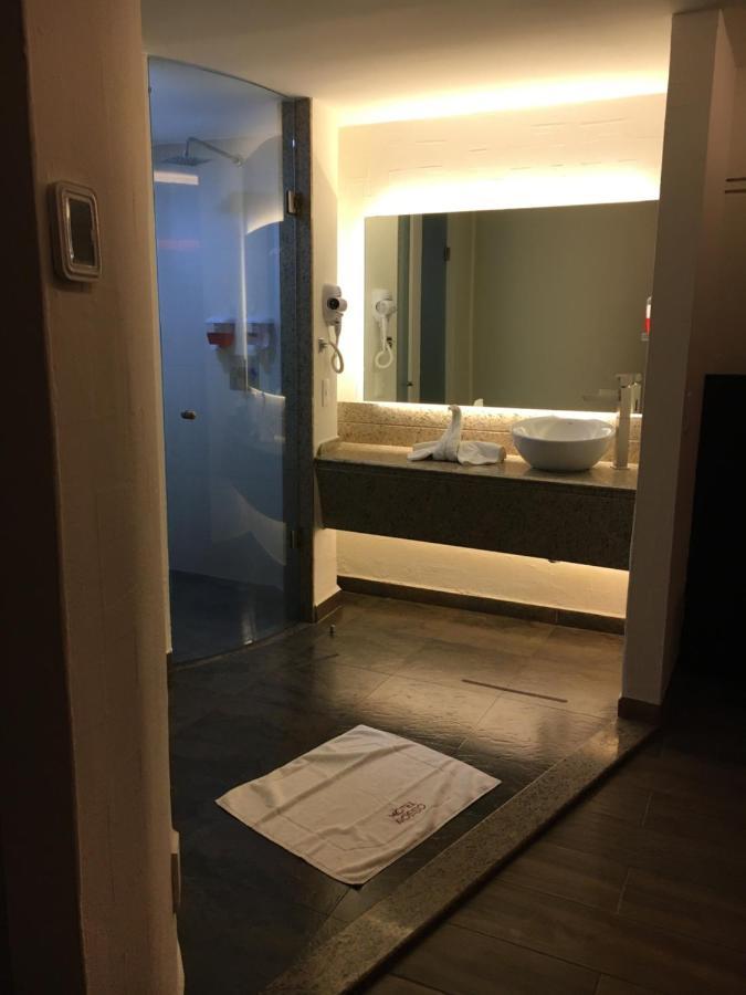 Hotel del amor Auto Rosso *