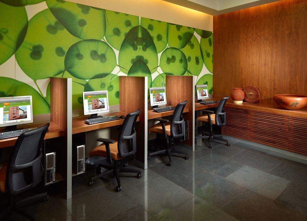 Hotel Courtyard By Marriott Airport