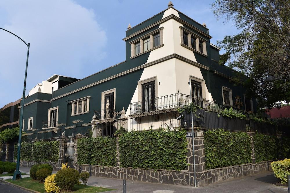 Hotel Pug Seal Polanco Anatole France
