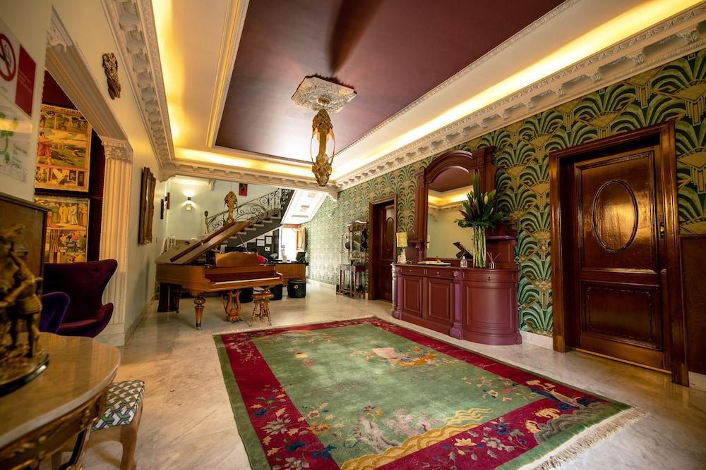 Hotel Pug Seal Polanco Anatole France