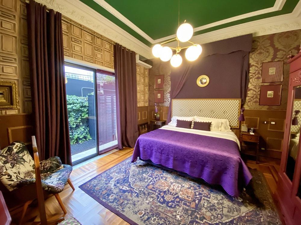 Hotel Pug Seal Polanco Anatole France 5*