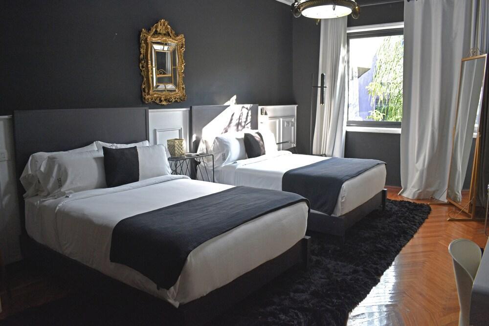 Hotel Pug Seal Polanco Anatole France