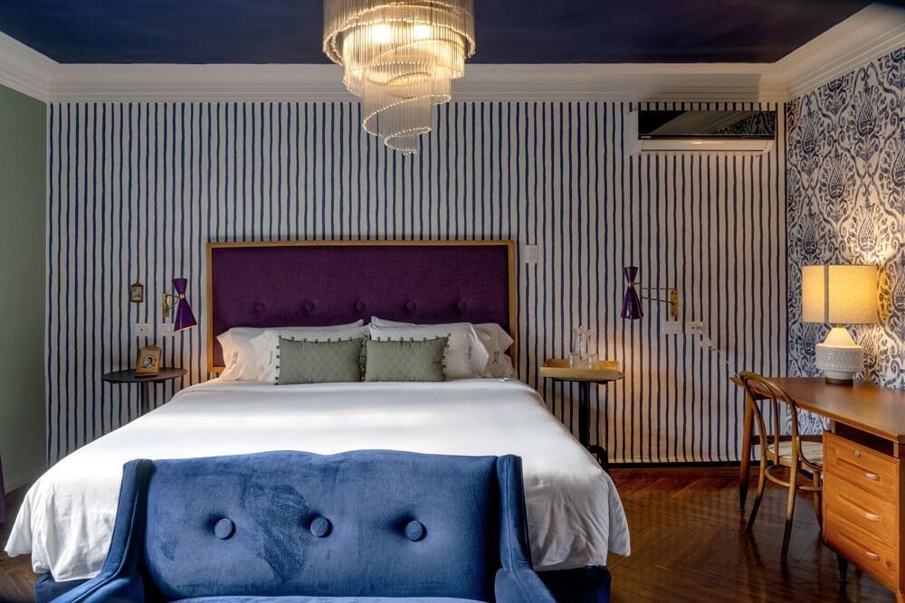 Pug Seal Polanco Anatole France Hotel