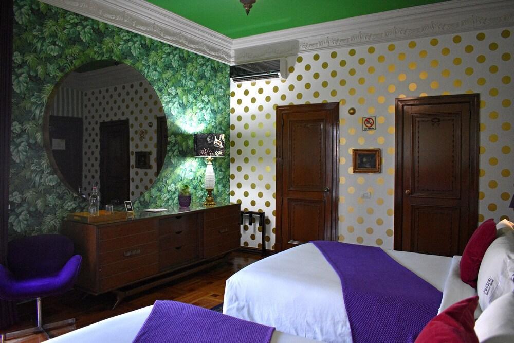 Pug Seal Polanco Anatole France 5*