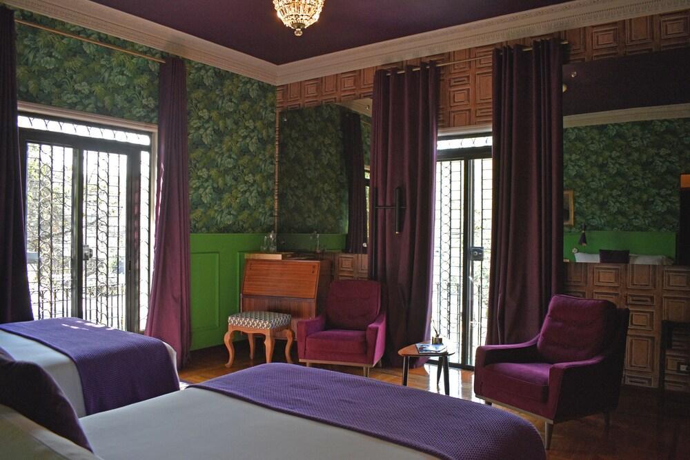 Pug Seal Polanco Anatole France Hotel