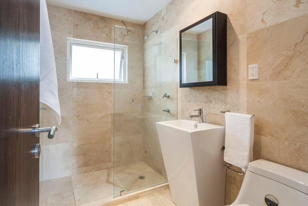 Apartamento Condesa Campeche 5 Modern 2br 1ba Emphasizing Open Airy Spaces In Campeche