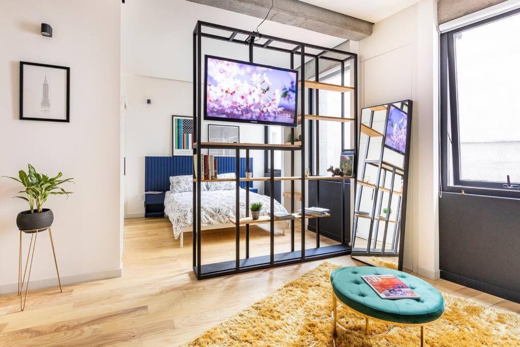 Apartamento A Hip Modern Gem In El Centro!