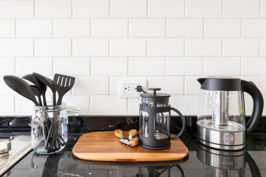 Apartamento A Hip Modern Gem In El Centro!