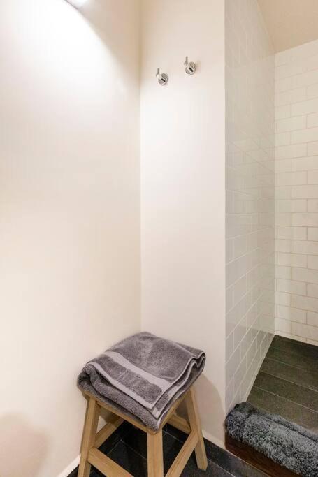 A Hip Modern Gem In El Centro! Apartamento
